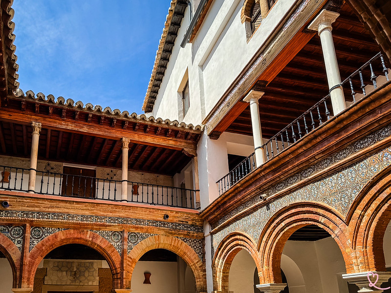 Ein Blick auf die Innenhöfe des Mondragon-Palastes in Ronda