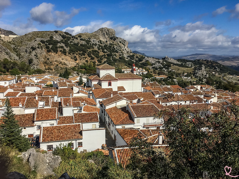 Overzicht van het dorp Grazalema bij Zahara de la Sierra