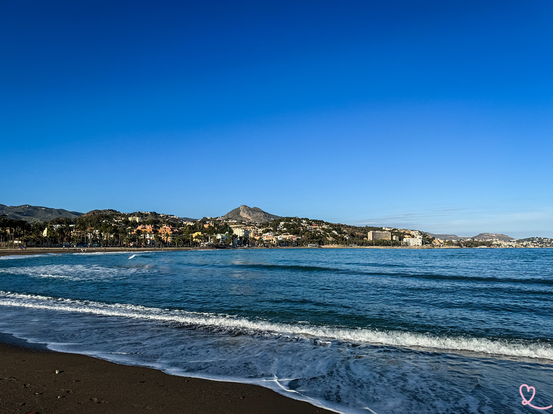 Scopra la vivace spiaggia Malagueta di Malaga