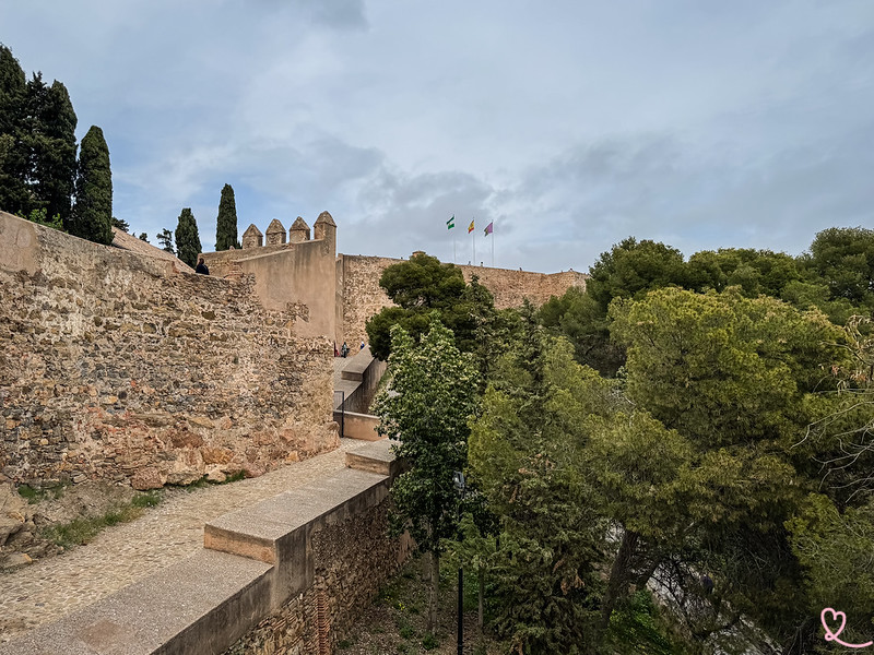 Besuchen Sie die Burg von Gibralfaro in den Hügeln von Malaga.