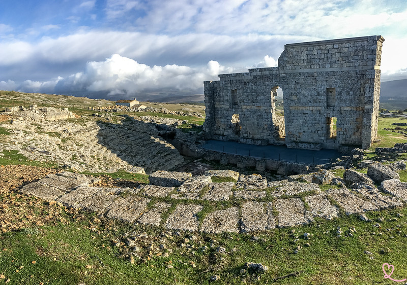 Descubra a beleza do sítio arqueológico de Acinipo, perto de Ronda